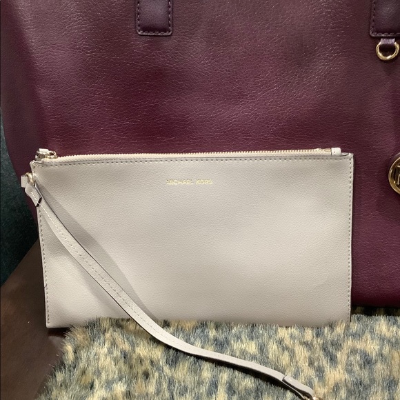 MICHAEL KORS LEATHER TOTE AND POUCH - Picture 2 of 11